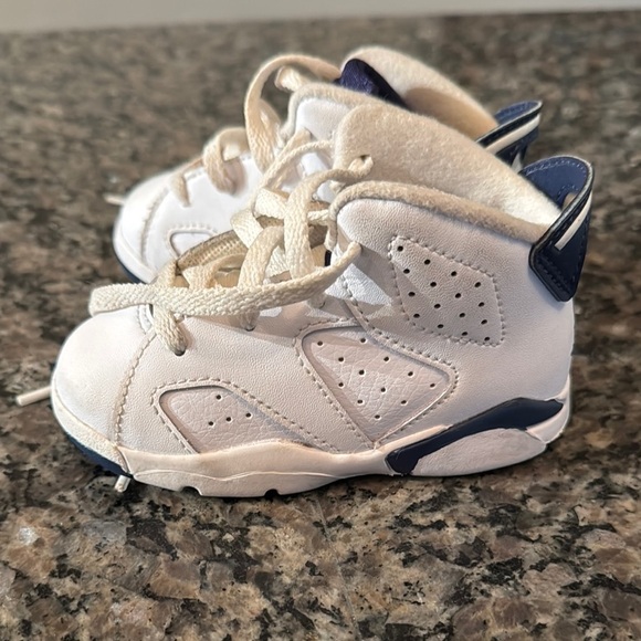 Jordan baby 6 EUC White and Blue Sneakers with Iconic Jumpman Logo - Picture 7 of 14